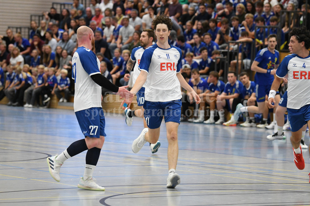 HC Deggendorf : SSG Metten | Julian Brumbi  (HC Deggendorf) wird von Michel Poek   (HC Deggendorf) für eine tolle Leistung beglückwünscht - Realisiert mit Pictrs.com