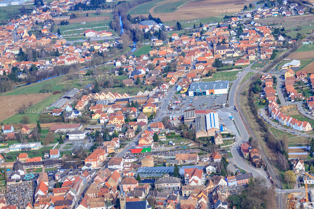 Vue aérienne: Grand Rue avec Supermarché Match et Farmer Services Distribution à Val-de-Moder dans le département Bas Rhin, France.Photo: IMG_38636.jpg prise le 20/03/2011 par Werner Riehm/FLY-FOTO.euRésolution de l'original: 4752 x 3168 pxSupermarché Match : Promotions, magasins et drive, courses en ligne