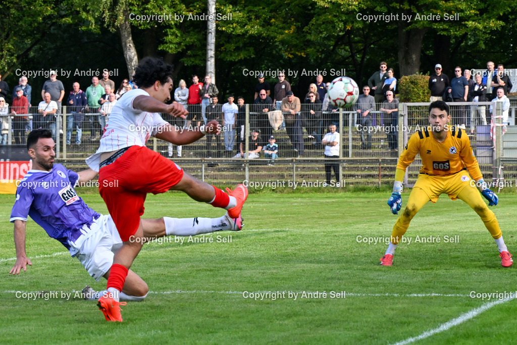 VfR Neumünster vs Holstein Kiel II | Geart Latifi (VfR #33) &amp; José Aguirre Dardon (VfR #27) vs Islam Matene (Holstein #9) / Fußball-Oberliga Männer 2026/2027 / VfR Neumünster vs Holstein Kiel II / Grümmi-Arena / Neumünster / 27.09.26 - Realisiert mit Pictrs.com