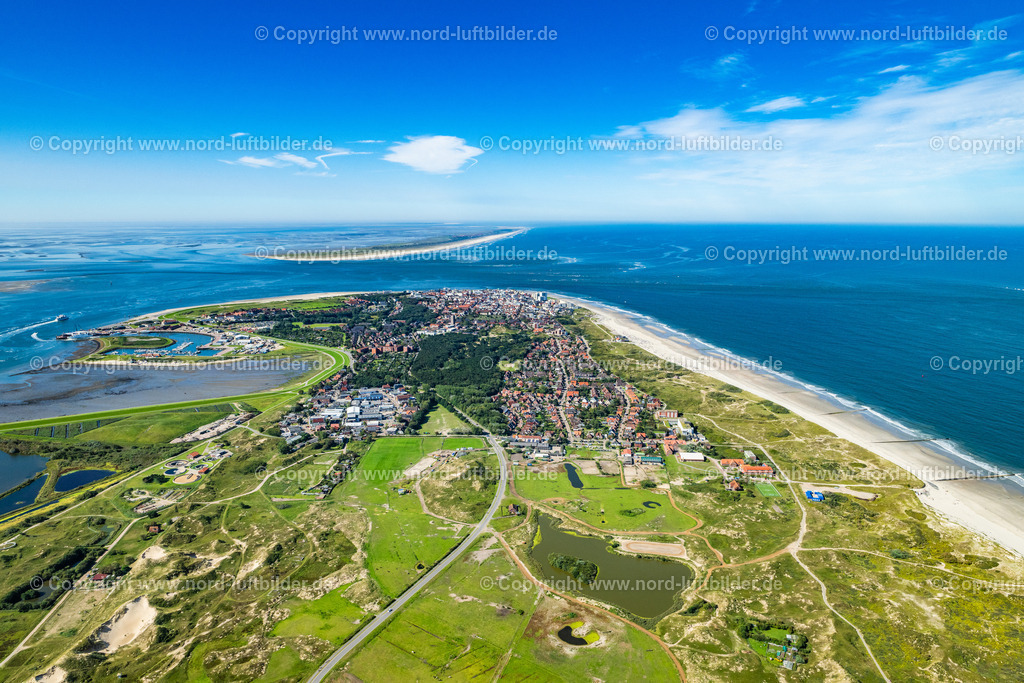 Norderney_Wohngebiet_Nordhelmstrasse_ELS_7016050923 | NORDERNEY 05.09.2023 Ortsansicht höhe der Nordhelmstraße auf der Insel Norderney im Bundesland Niedersachsen, Deutschland. // City view at the height of Nordhelmstrasse on the island of Norderney in the state of Lower Saxony, Germany. Foto: Martin Elsen