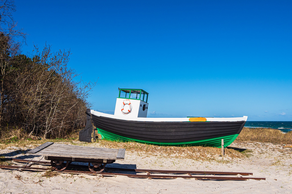 Fischerboot an der Ostseeküste bei Zingst auf dem Fischland-Darß | Fischerboot an der Ostseeküste bei Zingst auf dem Fischland-Darß.