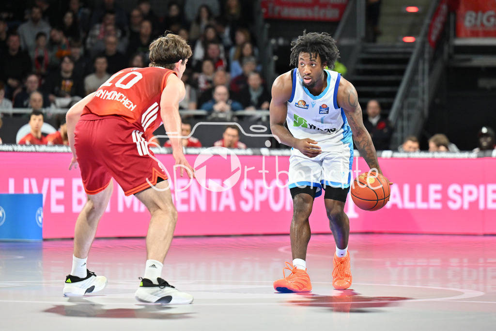FC Bayern München - Skyliners Frankfurt | MUNICH, GERMANY - 17. FEBRUARY: im Duel Justianian JESSUP (FC Bayern Basketball 10) und Isaiah SWOPE (Skyliners Frankfurt 1) während dem Spiel zwischen dem FC Bayern München und den Skyliners Frankfurt am 21. Spieltag der easyCredit BBL im BMW Park