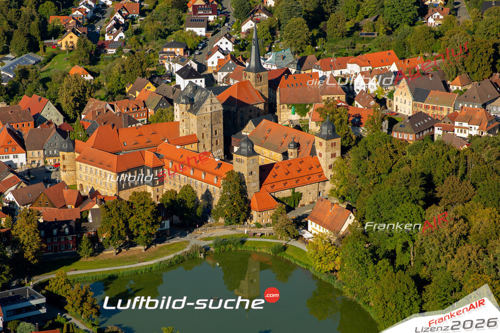Das Luftbild zeigt : Schlossweiher mit Schloss Thurnau - Die Luftaufnahme wurde 2023 vom UL-Flugzeug aus erstellt ( keine Drohne ) - Hochauflösende Luftaufnahme - Für grossformatige Ausdrucke geeignet. Die Geschenkidee !Mit Lizenz und Bildrechte bestellbar