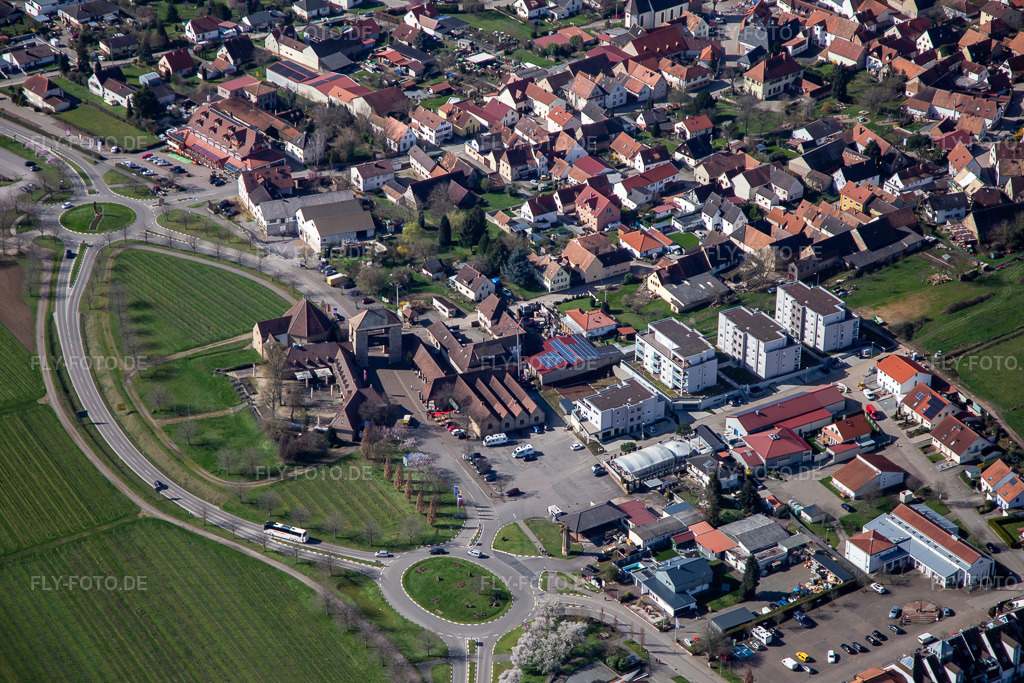 Luftbild: Neue Mehrfamilienhäuser an der Sylvanerstr im Ortsteil Schweigen in Schweigen-Rechtenbach im Bundesland Rheinland-Pfalz in Deutschland. Foto: IMG_136141.jpg vom 28.03.2023 durch Werner Riehm/FLY-FOTO.de