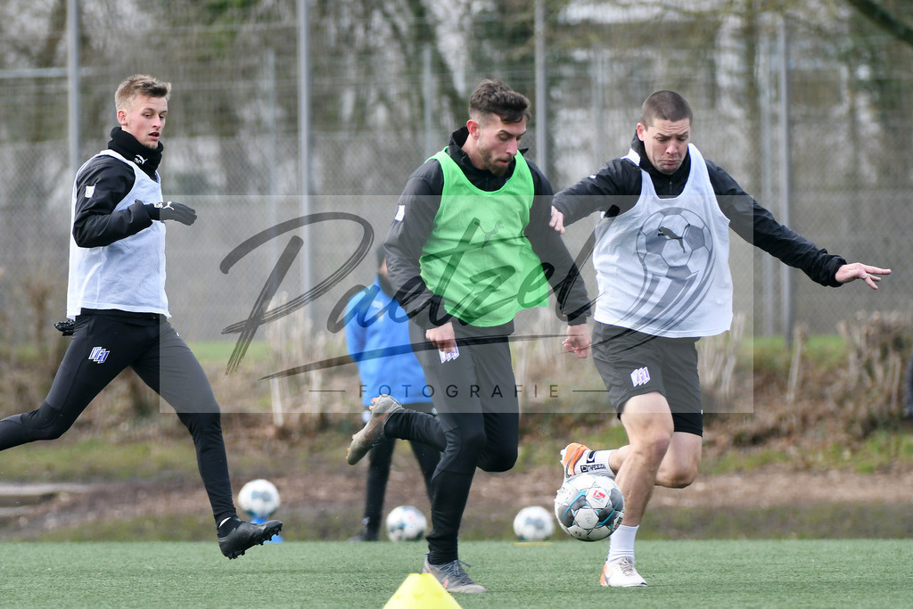 20200302_TRAOSN_0045 | Fussball, Herren: Manuel Farrona Pulido (VfL Osnabrueck) und Adam Susac (VfL Osnabrueck) im Zweikampf waehrend der Trainingseinheit des VfL Osnabrueck im Sportpark Illoshoehe am 02.03.2020 in Osnabrueck, Deutschland. - Realisiert mit Pictrs.com