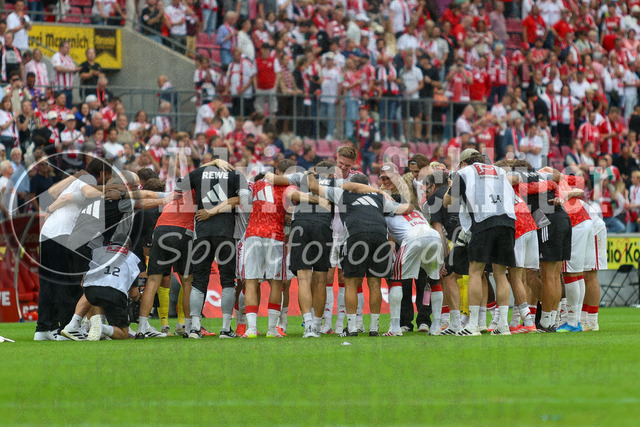 29.08.2026, GER, Fussball, Herren, Bundesliga , 1. Bundesliga, Saison 2026/2027, 1. FC Köln - TSG 1899 Hoffenheim | 1. FC Köln bilden einen Teamkreis nach dem Sieg