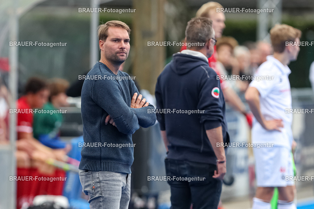 Crefelder HTC und Club an der Alster   | Krefeld, Deutschland 24.09.2022,Sportlicher Leiter Johannes Schmitz (Crefelder HTC) gestikuliert, Gestik, 

beim 1. Bundesliga Spiel der Herren zwischen Crefelder HTC und Club an der Alster  auf der Gerd Wellen Hockeyanlage am 24. September 2022 in Krefeld.

(Foto: BRAUER-Fotoagentur)
 