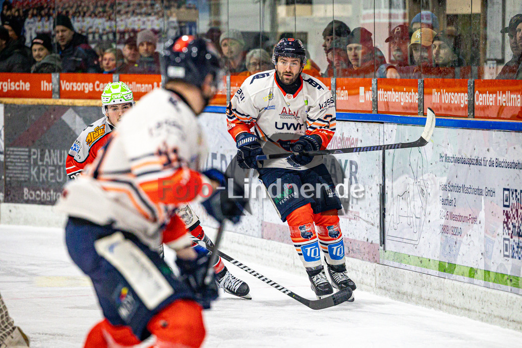 TSV Peißenberg MINERS gegen ESC Kempten SHARKS | Eishockey Bayernliga Herren Pre-Playoffs 2024/25, TSV Peißenberg MINERS gegen ESC Kempten SHARKS, 20250131,Timo SCHIRRMACHER (SHARKS 3) in Aktion,2025-01-31 in Peißenberg (Eisstadion Peißenberg)Timo SCHIRRMACHER (SHARKS 3)Copyright: WolfgangxLindner foto-lindner.de