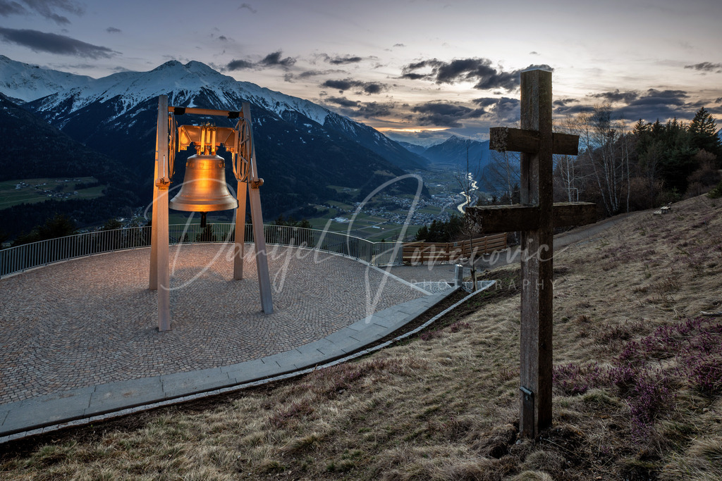 Friedensglocke | Die Friedensglocke in Mösern am Abend