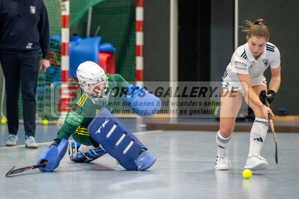 HK_20241201_109437 | 1. Bundesliga Halle Damen Düsseldorfer HC - Schwarz Weiss Köln am 1.12.2024 DHC, Düsseldorf , Tizia Gross ( Düsseldorfer HC #12 ) , Marie Hahn ( Düsseldorfer HC #2 )