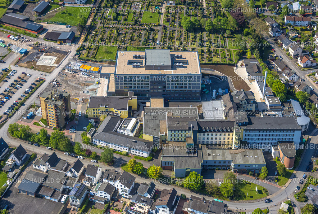 Arnsberg230500412 | Luftbild, Klinikum Hochsauerland - Karolinen-Hospital Hüsten, Baustelle, kath. Friedhof St. Petri, Hüsten, Arnsberg, Sauerland, Nordrhein-Westfalen, Deutschland