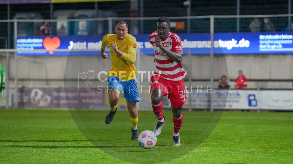 Fußball, Herren, Saison 2025/2026, Testspiel, Freundschaftsspiel, FSV 63 Luckenwalde vs. 1.FC Union Berlin, Mittwoch 08.10.2025, Werner-Seelenbinder-Stadion Luckenwalde, | Fußball, Herren, Saison 2025/2026, Testspiel, Freundschaftsspiel, FSV 63 Luckenwalde vs. 1.FC Union Berlin, Mittwoch 08.10.2025, Werner-Seelenbinder-Stadion Luckenwalde, Im Bild: Simon Gollnack (l. Luckenwalde) und Stanley Nsoki (r. Union) - Realisiert mit Pictrs.com