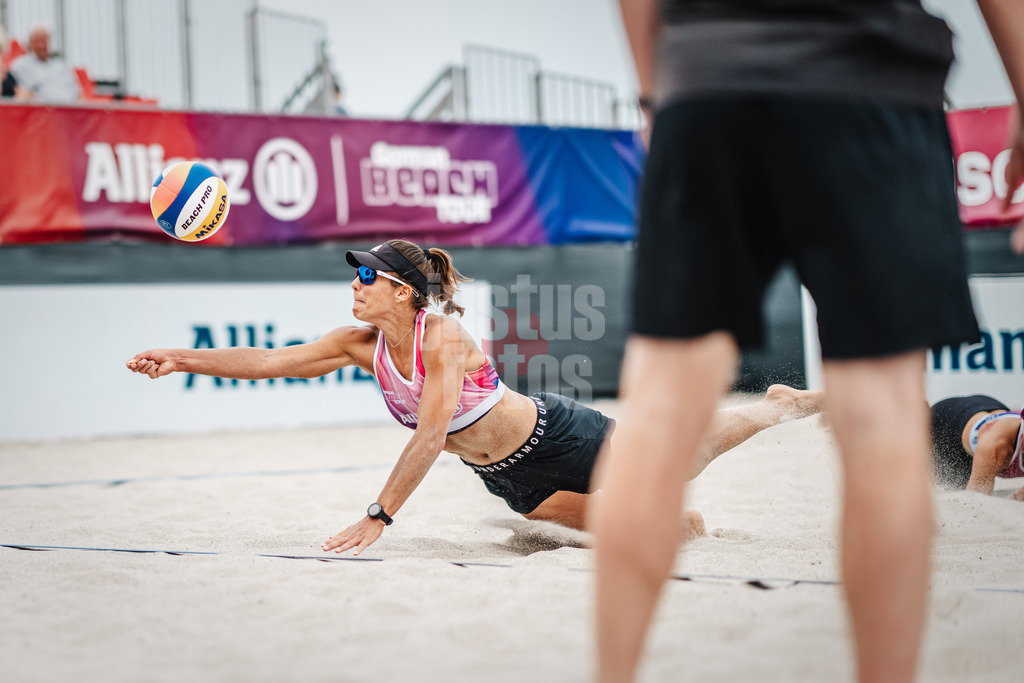 Beachvolleyball | Frauen | Allianz German Beach Tour 2024 | Tourstop Kühlungsborn 2 | 15.08.2024 | Leonie Klinke springt zum Ball