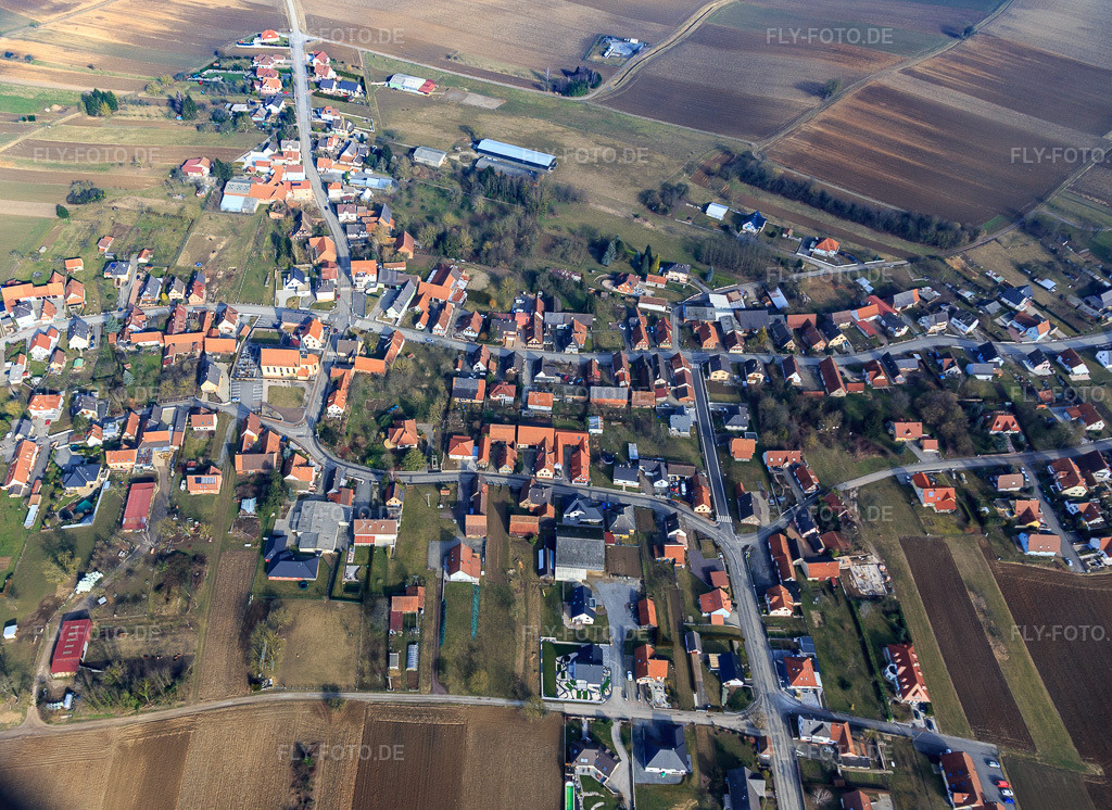 Luftbild: Dorfübersicht aus Süden in Oberlauterbach im Bundesland Bas-Rhin in Frankreich.Foto: IMG_096920.jpg vom 19.02.2017 durch Werner Riehm/FLY-FOTO.deAuflösung des Originals: 4637 x 3379 px
