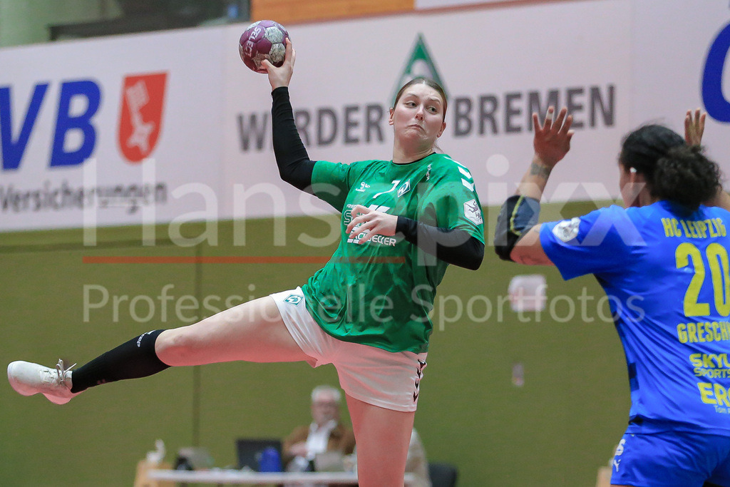 Handball, 2. Bundesliga Frauen, SV Werder Bremen - HC Leipzig | v.li.: Lena Thomas (SV Werder Bremen, 7) beim Wurf, am Ball, Spielszene, Aktion, Action, Portrait, Nahaufnahme, Einzelfoto, Einzelbild