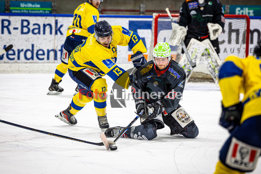 Peißenberg MINERS gegen EC Pfaffenhofen | Eishockey Bayernliga 2025/26 Vorrunde 25. Spieltag, Peißenberg MINERS gegen EC Pfaffenhofen, 20260109,Zweikampf,2026-01-09 in Peißenberg (flatbuy Arena Peißenberg), Robert NEUBAUER (EC Pfaffenhofen 13), Weiland PARRISH (MINERS 13)Copyright: WolfgangxLindner www.foto-lindner.de