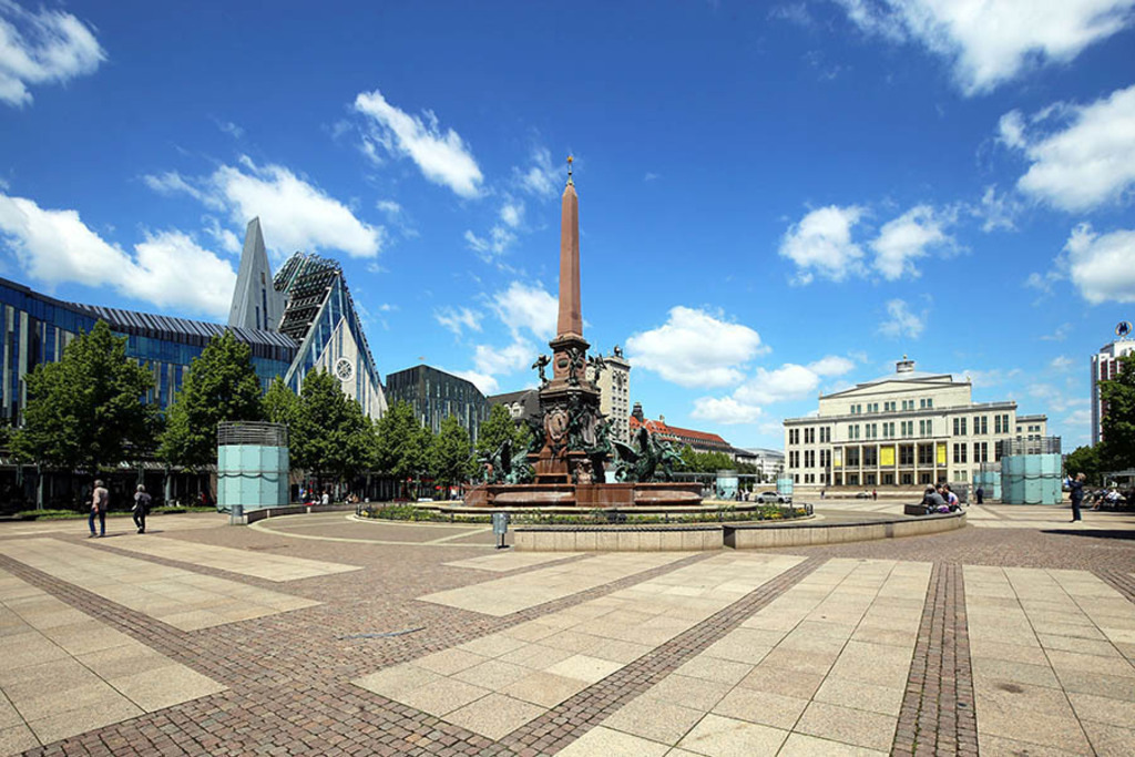 Foto: Leipzig - Augustusplatz, Universität, Mendebrunnen und Opernhaus | Das Team hinter BILDLEXIKON LEIPZIG bündelt historische wie aktuelle Informationen über die Stadt Leipzig in Text und Bild auf einer Plattform und stellt diese der interessierten Öffentlichkeit zur Verfügung.