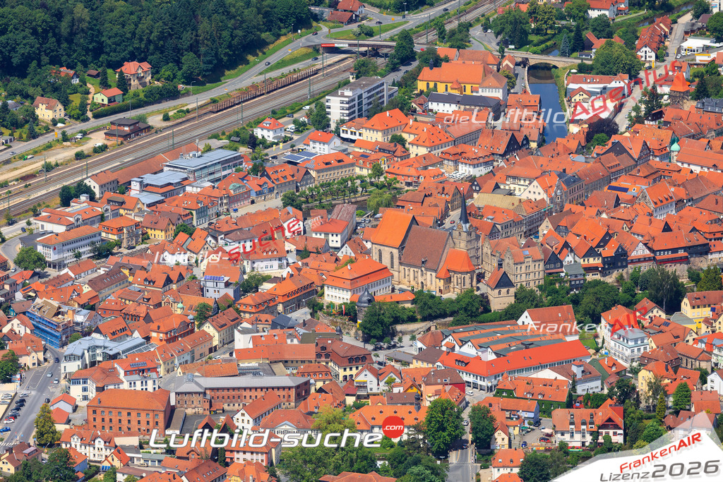 Die Luftaufnahme der Stadt Kronach wurde vom UL-Flugzeug heraus erstellt ( keine Drohne )- hohe Auflösung für beste Qualität