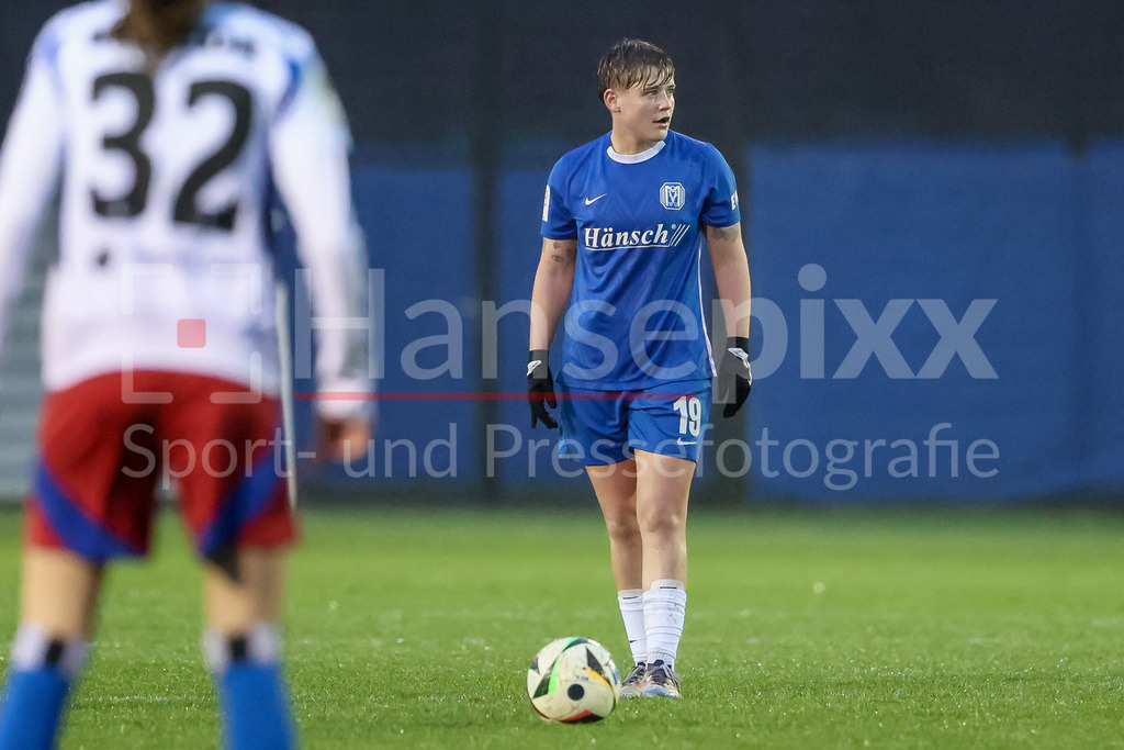 Fussball, 2. Frauen-Bundesliga, Hamburger SV - SV Meppen | v.li.: Lea Mauly (SV Meppen, 19) am Ball, Einzelbild, Ganzkörper, Aktion, Action, Spielszene, DIE DFB-RICHTLINIEN UNTERSAGEN JEGLICHE NUTZUNG VON FOTOS ALS SEQUENZBILDER UND/ODER VIDEOÄHNLICHE FOTOSTRECKEN. DFB REGULATIONS PROHIBIT ANY USE OF PHOTOGRAPHS AS IMAGE SEQUENCES AND/OR QUASI-VIDEO.