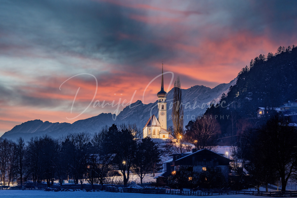 Leiblfing | Die Kirche von Leiblfing an einem Winterabend