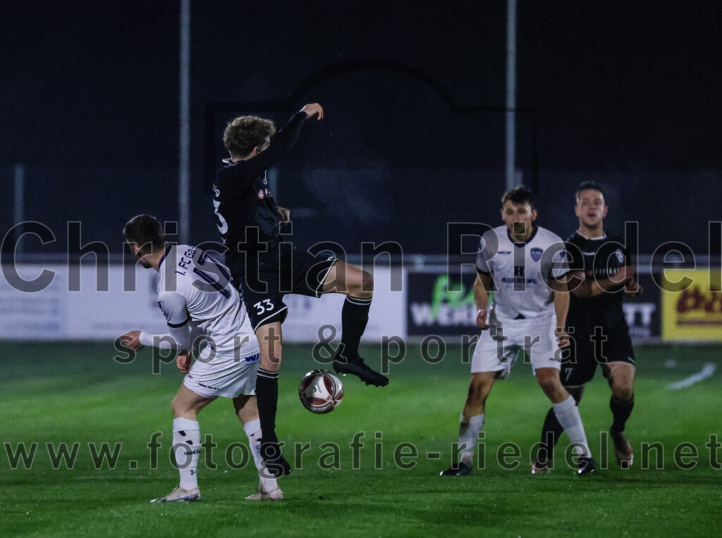 2024-03-15_014_FC_Schwaig_gegen_1_FC_Garmisch-Partenkirchen | Oberding, Deutschland, 15.03.2024:
Fußball, Landesliga Südost 2023 / 2024, 25. Spieltag, FC Schwaig gegen 1. FC Garmisch-Partenkirchen, Endergebnis: 4:0

Kevin Hock (1. FC Garmisch-Partenkirchen, #17), Joshua Steindorf (FC Schwaig, #33)

Foto: Christian Riedel / fotografie-riedel.net