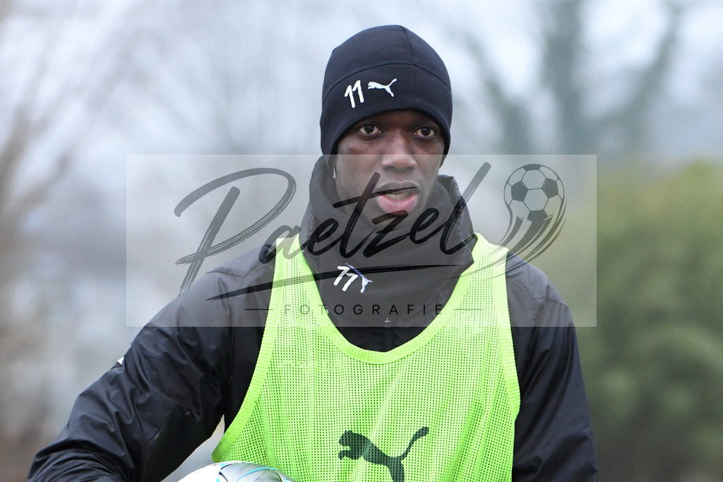 20200125_TRAOSN_0020 | Fußball, Herren: Assan Ceesay (VfL Osnabrück) schaut beim Training des VfL Osnabrück am 25.01.2020 im Sportpark Illoshöhe in Osnabrück, Deutschland.(Foto von Nico Paetzel) - Realisiert mit Pictrs.com