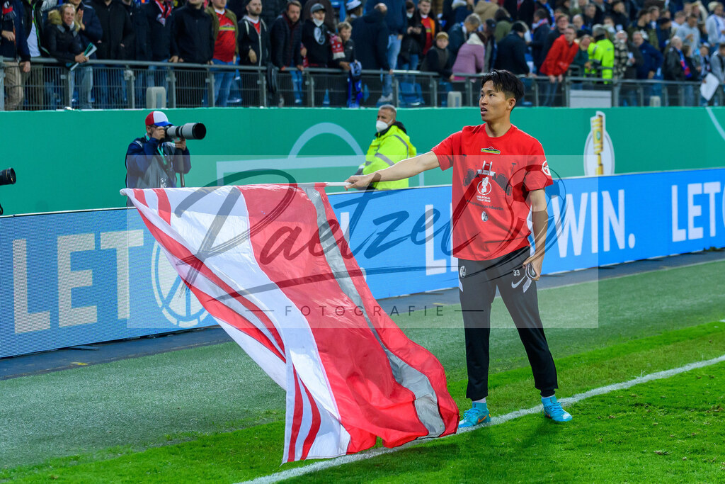 HSVSCF20220419_172 | Fussball, Herren: Woo-yeong Jeong (SC Freiburg) schaut beim DFB-Pokal-Halbfinalspiel zwischen Hamburger SV und SC Freiburg im Volksparkstadion am 19.04.2022 in Hamburg, Deutschland.DFB / DFL REGULATIONS PROHIBIT ANY USE OF PHOTOGRAPHS AS IMAGE SEQUENCES AND/OR QUASI-VIDEO. - Realisiert mit Pictrs.com