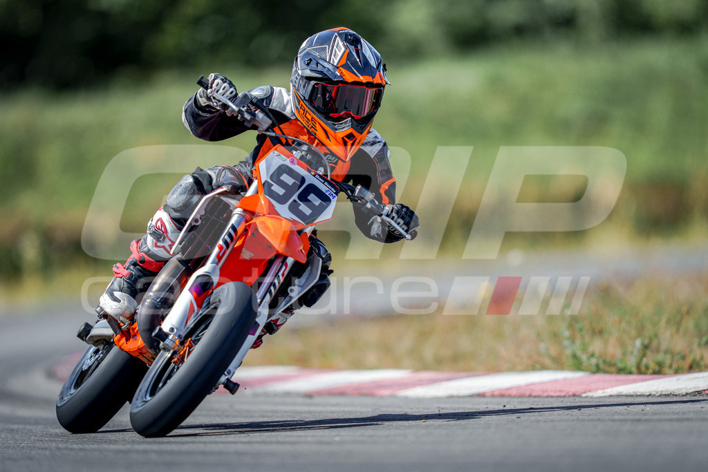 SuperMoto_Staatsmeisterschaft_Fuglau-452 | GRIPcapture steht für authentische Sportfotografie in Österreich – für Momente, die mehr sind als Geschwindigkeit oder Ergebnis. Es geht um Emotion, Spannung, Fokus und den Augenblick, der oft nur einen Wimpernschlag dauert.Ob Motorsport, Teamsport oder 