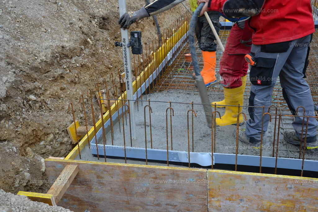 Betoneinbau Bodenplatte | Arbeiter beim Betonieren einer Fundamentplatte