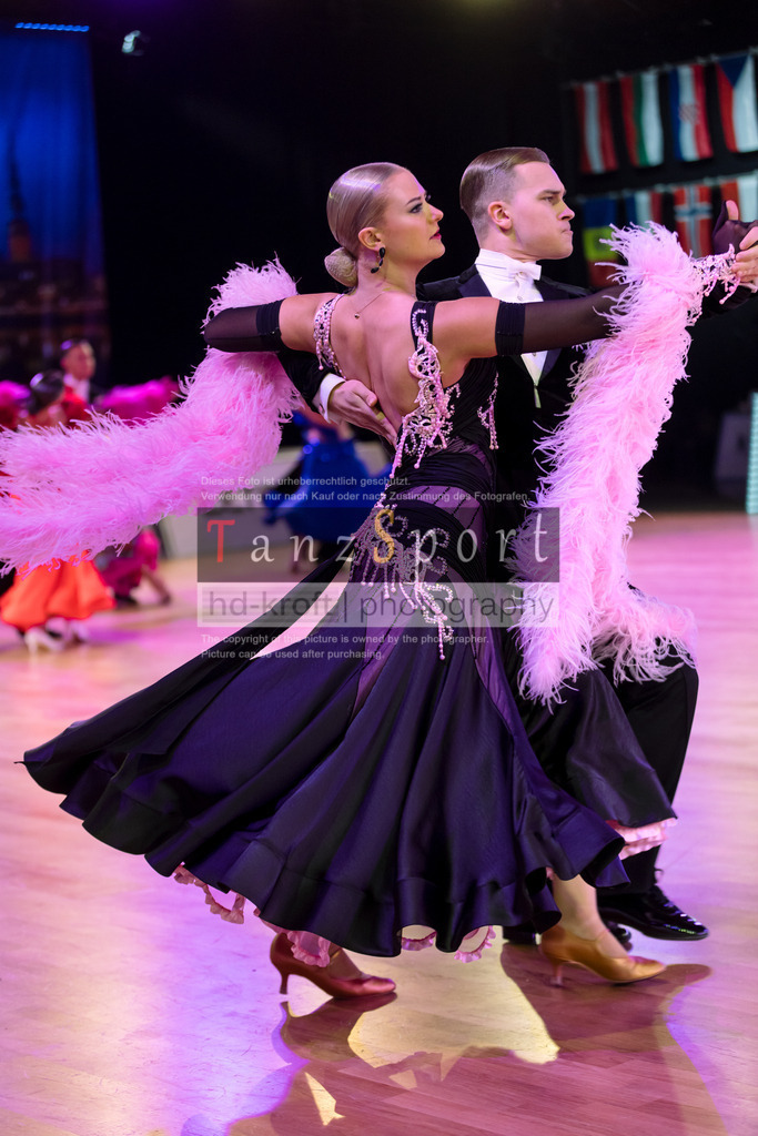 20241215_WDSF_Int_Open_Std-Riga-8745 | Tanzsportbilder, Standardtanz, Lateintanz, WDSF, DTV, LTVB, dancecomp, goc, hessen tanzt, blaues band der spree, walzer, tango, wiener walzer, slowfox, quickstepp, samba, rumba, cha-cha-cha, paso doble. jive, hd-kroft photography, turniertanzsport