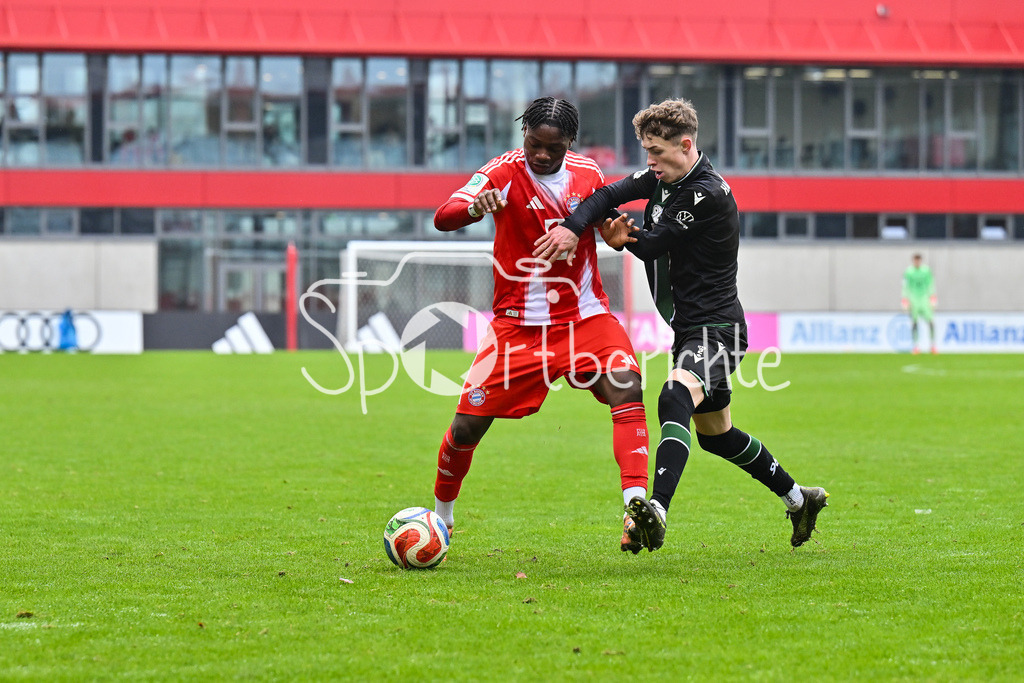 FC Bayern München - Hannover 96 | MUNICH, GERMANY - 15. FEBRUARY: im Duell Uzorchukwu EGWUATU (FC Bayern München U19 13) und Max BERGER (Hannover 96 U19 2) während dem Spiel zwischen der U19 des FC Bayern München und der U19 von Hannover 96 am 2. Spieltag der Hauptrunde der U19-DFB-Nachwuchsliga am FC Bayern Campus
