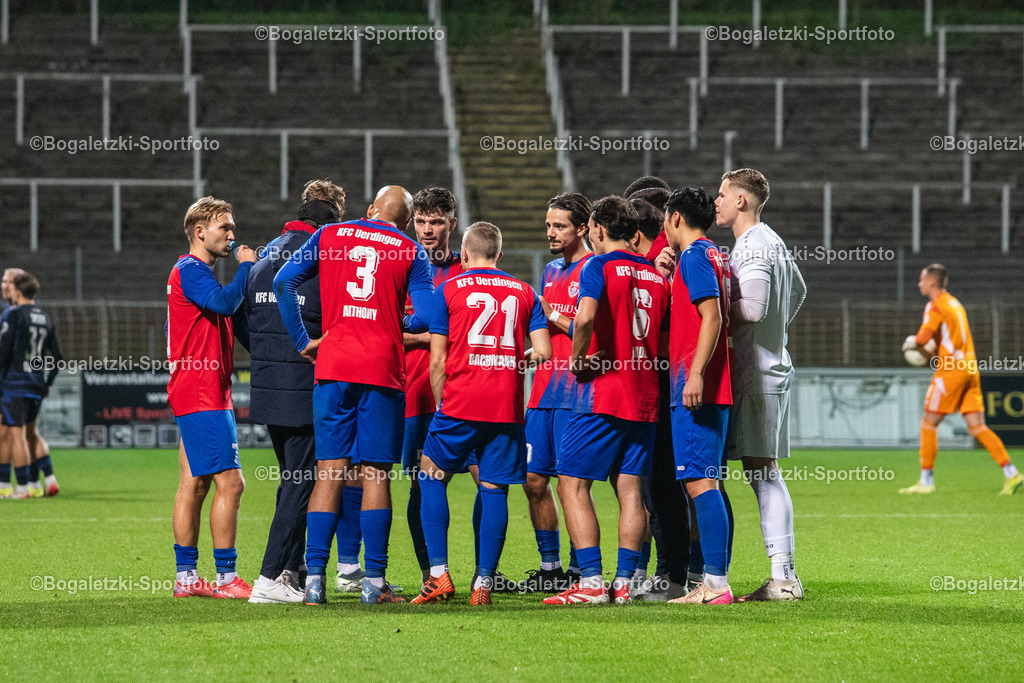 KFC Beratung | 15.10.2025, Fußball, Niederrheinpokal, 3.Runde, KFC Uerdingen - MSV Duisburg: Die Mannschaft des KFC berät sich - Realisiert mit Pictrs.com