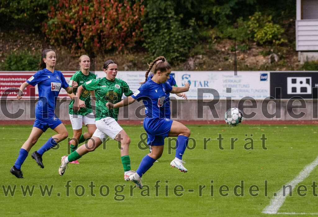 2023-10-07_001_FC_Forstern_gegen_Karlsruher_SC | Forstern, Deutschland, 07.10.2023:
Fußball, B-Juniorinnen-Bundesliga Süd 2023 / 2024, 4. Spieltag, FC Forstern gegen Karlsruher SC, Endergebnis: 1:1

Vicky Mitterer (FC Forstern, #5), Tiara Farao (Karlsruher SC, #10)

Foto: Christian Riedel / fotografie-riedel.net