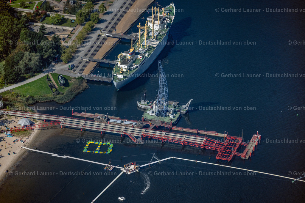 4061920 | ROSTOCK 08.09.2021 Museum- und Ausstellungs- Gebäude- Ensemble des Schifffahrtsmuseum Rostock mit Schwimmkran LANGER HEINRICH und Betonschiff Capella in Rostock an der Ostseeküste im Bundesland Mecklenburg-Vorpommern, Deutschland. Weiterführende Informationen bei: BUGA Rostock 2025 GmbH - Sparte IGA. // Museum building ensemble of Schifffahrtsmuseum Rostock with Schwimmkran LANGER HEINRICH and Betonschiff Capella in Rostock at the baltic coast in the state Mecklenburg - Western Pomerania, Germany. Further information at: BUGA Rostock 2025 GmbH - Sparte IGA. Foto: Gerhard Launer