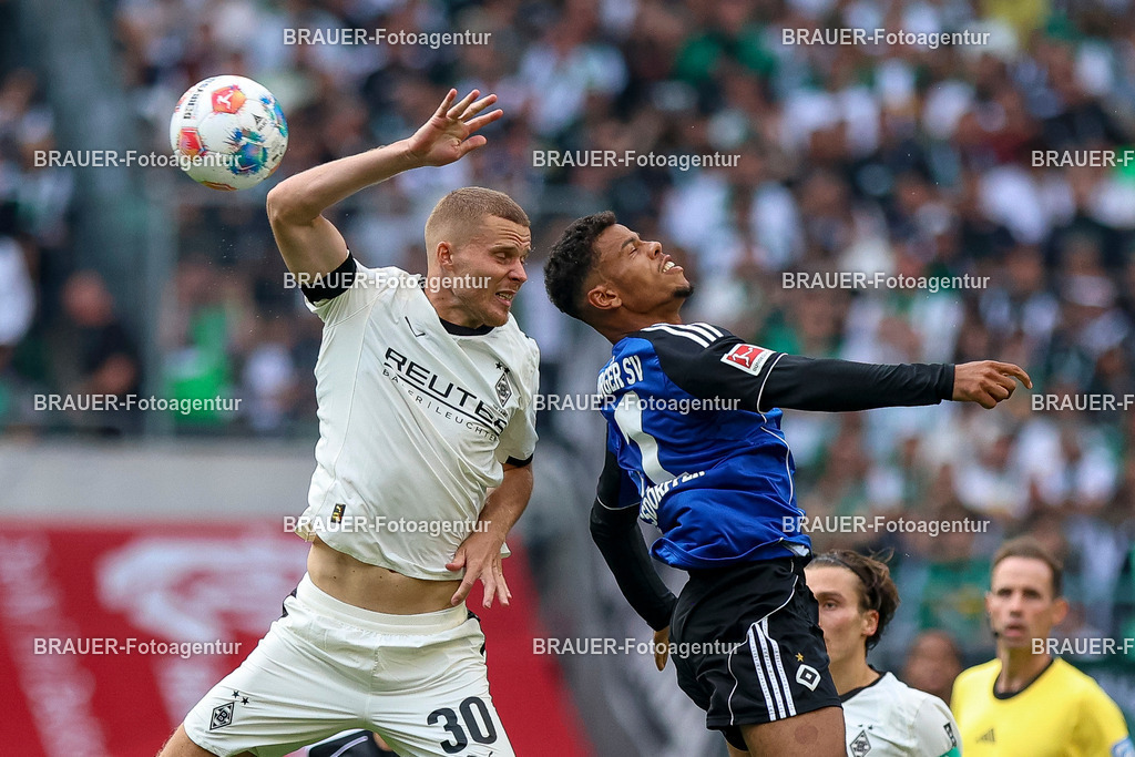 Borussia Mönchengladbach vs Hamburger SV - Bundesliga  | Mönchengladbach, Deutschland, 24.08.25:   Nico Elvedi (Borussia Mönchengladbach) und Ransford Königsdörffer (Hamburger SV) im Kampf um den Ball waehrend des Spiels der Bundesliga zwischen Borussia Mönchengladbach vs Hamburger SV im Stadion im Borussia Park(Foto von Brauer-Fotoagentur / Adrian Schlueter)