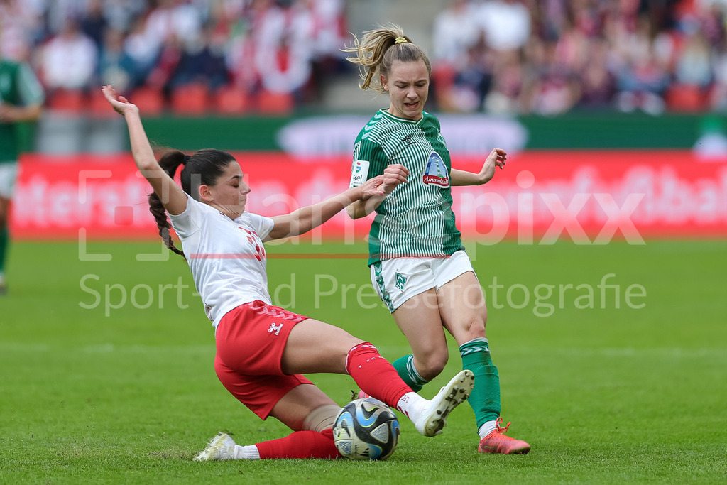 Fussball, Google Pixel Frauen-Bundesliga, 1. FC Köln - SV Werder Bremen | v.li.: Manjou Wilde (1. FC Köln, 7) und Michelle Weiß (SV Werder Bremen, 8) im Zweikampf, Duell, Dynamik, Aktion, Action, Spielszene, DIE DFB-RICHTLINIEN UNTERSAGEN JEGLICHE NUTZUNG VON FOTOS ALS SEQUENZBILDER UND/ODER VIDEOÄHNLICHE FOTOSTRECKEN. DFB REGULATIONS PROHIBIT ANY USE OF PHOTOGRAPHS AS IMAGE SEQUENCES AND/OR QUASI-VIDEO.