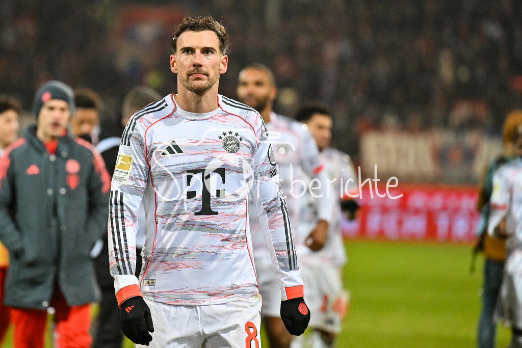 1. FC Heidenheim - FC Bayern München | HEIDENHEIM, GERMANY - 21. DECEMBER: die Spieler des FC Bayern feiern zusammen mit den Fans den Auswärtssieg in Heidenheim nach dem Bundesligamatch zwischen dem 1. FC Heidenheim und dem FC Bayern München am 15. Spieltag in der Voith-Arena / DFL REGULATIONS PROHIBIT ANY USE OF PHOTOGRAPHS AS IMAGE SEQUENCES AND/OR QUASI-VIDEO / Leon GORETZKA (FC Bayern Munich 8)