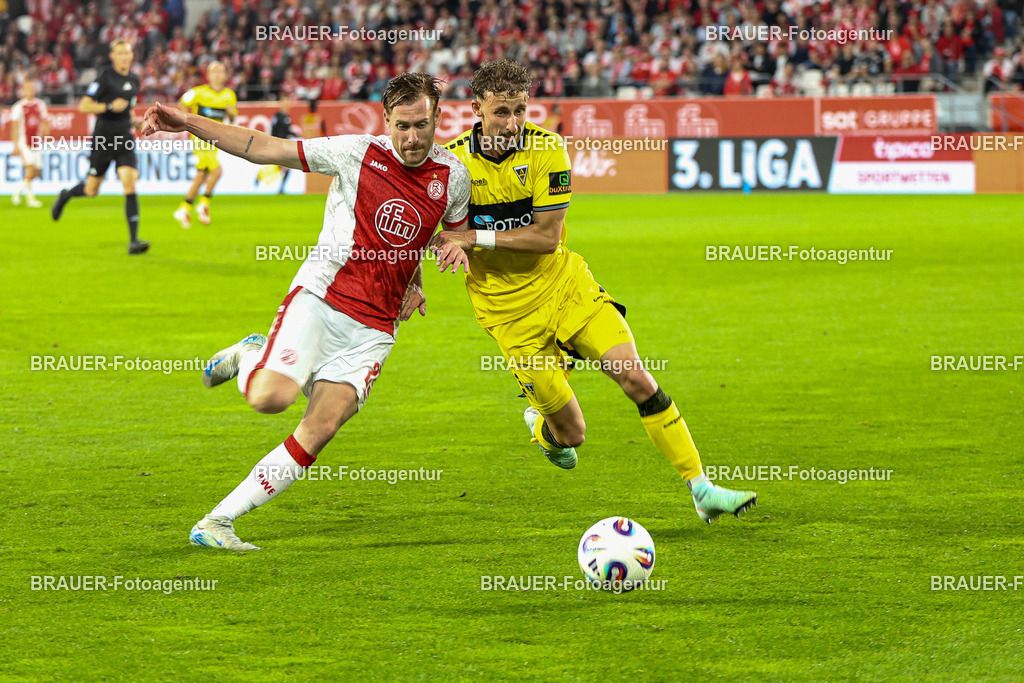 Rot-Weiss Essen - TSV Alemannia Aachen | Essen, Deutschland, 31.08.2025 Jannik Mause  (Rot-Weiss Essen) mit Felix Meyer (Alemannia Aachen) im Kampf um den Ballwährend des 3.Liga Spiels zwischen  Rot-Weiss Essen und Alemannia Aachen am 31.08.2025 im Stadion an der Hafenstraße in Essen. (Foto von Timo Bluhmki-Schmidt/Brauer Fotoagentur