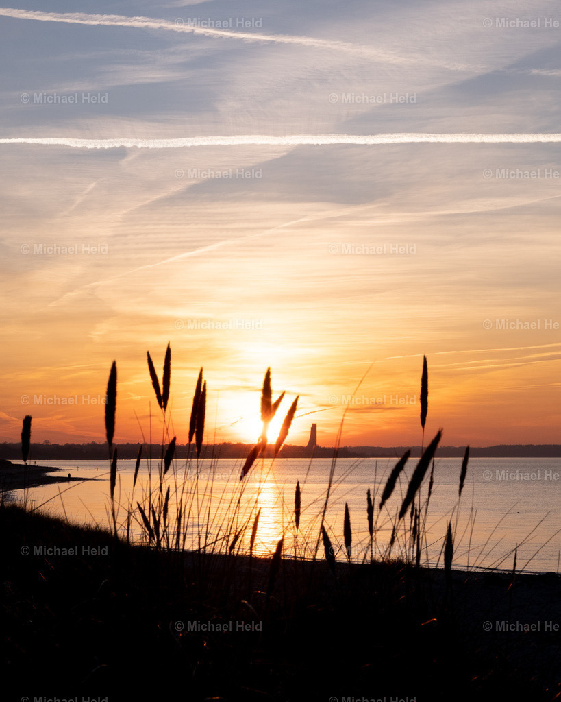 Blick auf das Ehrenmal in Laboe | Profi-Fotos über Schleswig-Holstein und dem ganzen Norden für Büro, Hotel, Ferienhaus, Ferienwohnung, Wohnzimmer, Arztpraxis uvm. jetzt bestellen. - Realisiert mit Pictrs.com