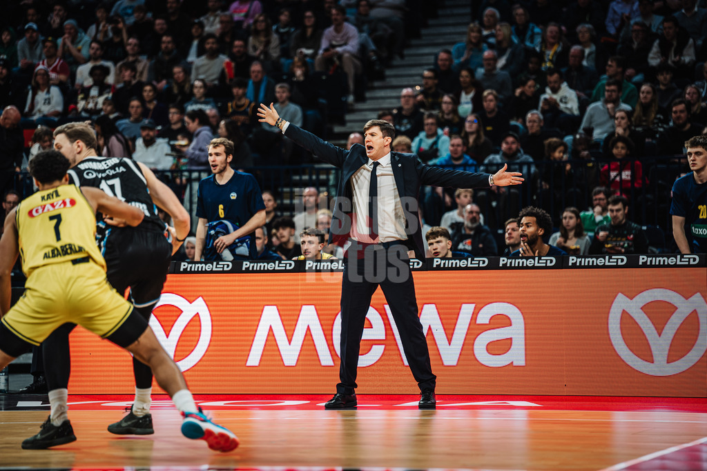 Basketball | Männer | Saison 2025/2026 | easyCredit Basketball Bundesliga | Veolia Towers Hamburg vs. ALBA BERLIN | 14.12.2025 | Trainer Pedro Calles (ALBA BERLIN)