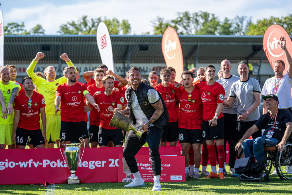 Stuttgarter Kickers vs. SG Sonnenhof Großaspach, Fussball, WFV-Pokal, Finale, 23.05.2026 | Pascal Reinhardt (Trainer SG Sonnenhof Großaspach) streckt den Pokal in die hoehe, im Hintergrund jubelt seine Mannschaft,Stuttgarter Kickers vs. SG Sonnenhof Großaspach, Fussball, WFV-Pokal, Finale, 23.05.2026