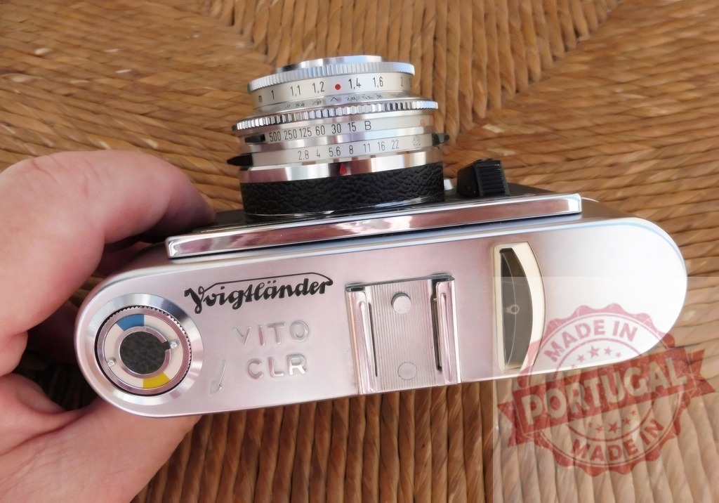Hand holding vintage Voigtländer Vito CLR film camera | Hand holding old silver Voigtländer Vito CLR 35mm film camera for analog photography - Realized with Pictrs.com
