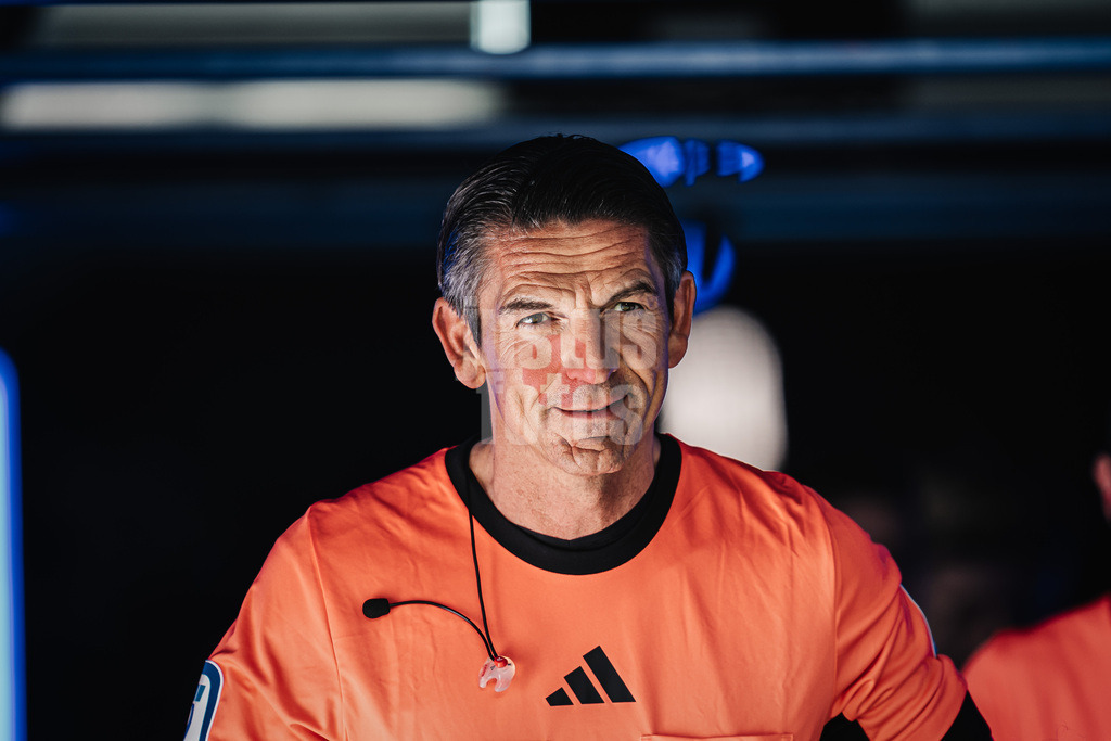 Fußball | Männer | Saison 2025/2026 | 1. Fußball-Bundesliga | 28. Spieltag | Hamburger SV vs. FC Augsburg | 04.04.2026 | Schiedsrichter Deniz Aytekin auf dem Weg in die Arena