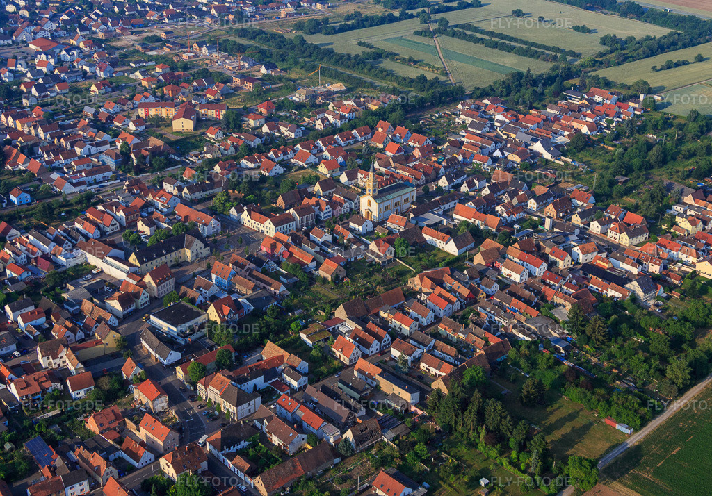 Kautzengasse | Luftbild: Kautzengasse in Lingenfeld im Bundesland Rheinland-Pfalz in Deutschland. Foto: IMG_080566.jpg vom 12.06.2015 durch Werner Riehm/FLY-FOTO.de - Realisiert mit Pictrs.com