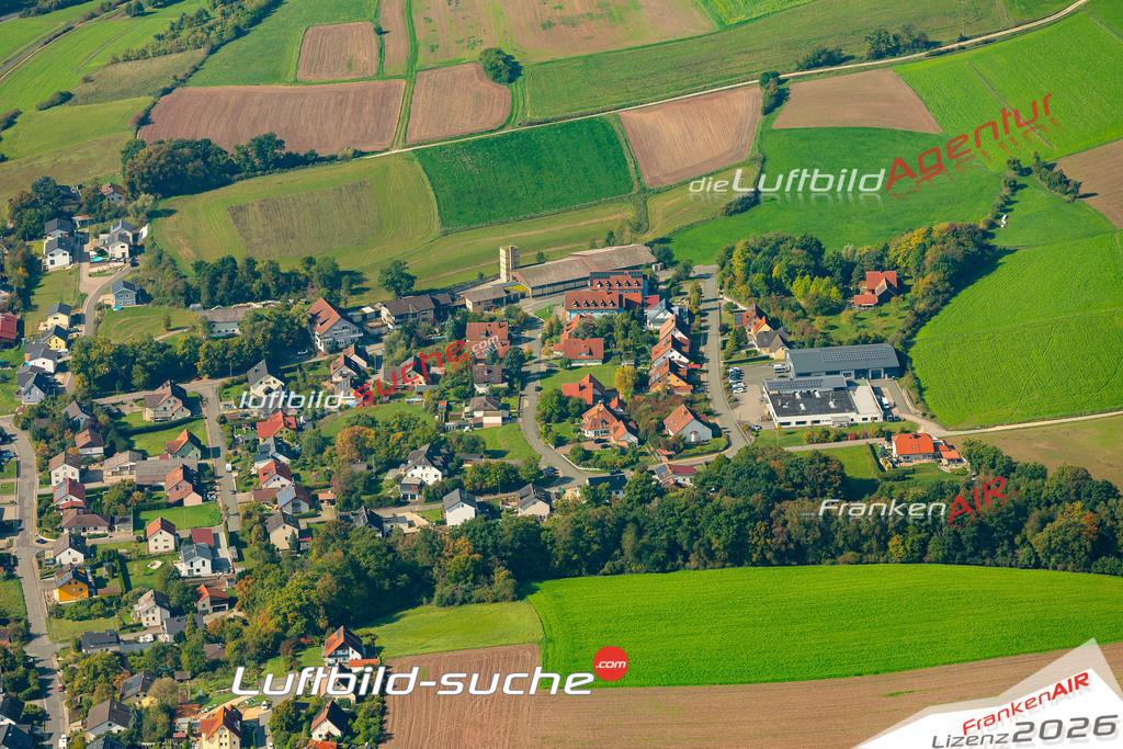 Luftaufnahme der Stadt Burgwindheim - Die Luftaufnahme wurde 2025 vom UL-Flugzeug heraus erstellt ( keine Drohne ) - Hochauflösende Luftaufnahme - für professionelle Ausdrucke geeignet. Die Geschenkidee !Mit Lizenz und Bildrechte bestellbar