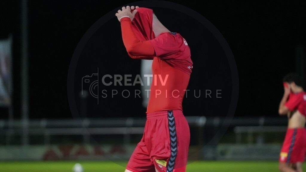 Fußball, Herren, Saison 2025/2026, Regionalliga Nordost, 8. Spieltag, FSV 63 Luckenwalde vs. FC Hertha 03 Zehlendorf, Dienstag 16.09.2025, Werner-Seelenbinder-Stadion Luckenwalde, | Fußball, Herren, Saison 2025/2026, Regionalliga Nordost, 8. Spieltag, FSV 63 Luckenwalde vs. FC Hertha 03 Zehlendorf, Dienstag 16.09.2025, Werner-Seelenbinder-Stadion Luckenwalde, Im Bild: Enttäuschung bei Hertha 03 Zehlendorf nach der Niederlage gegen Luckenwalde. - Realisiert mit Pictrs.com