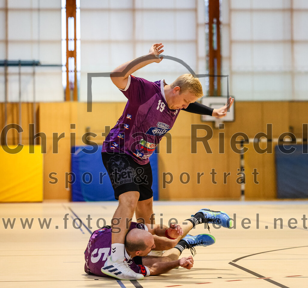 2024-10-20_037_SpVgg_Altenerding_II_gegen_TSV_Taufkirchen-Vils | Erding, Deutschland, 20.10.2024:Handball, Bezirksliga Männer Ost 2024 / 2025, 3. Spieltag, SpVgg Altenerding II gegen TSV Taufkirchen/Vils, Endergebnis: 15:20Daniel Sagert (SpVgg Altenerding, #5), Jakob Obermair (SpVgg Altenerding, #19)Foto: Christian Riedel / fotografie-riedel.net