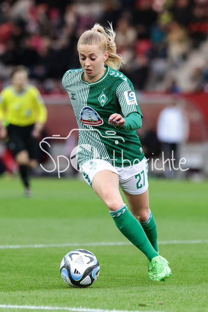 FC Bayern München Frauen - SV Werder Bremen Frauen | am Ball Nina LUEHRSSEN (SVW #27) / Freisteller / Einzelfoto