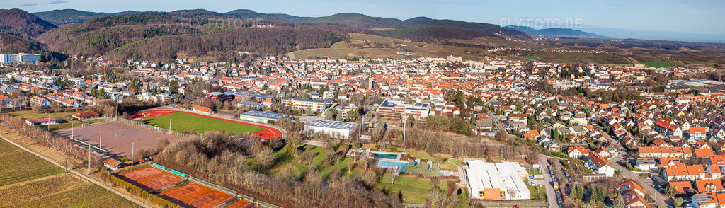 Luftbild: Sportplätze des SpVgg 1920 Bad Bergzabern e.V und Rebmeerbad Bad Bergzabern in Bad Bergzabern im Bundesland Rheinland-Pfalz in Deutschland. Foto: IMG_48316-Bearbeitet.jpg vom 11.12.2011 durch Werner Riehm/FLY-FOTO.deAuflösung des Originals: 10537 x 3021 pxWWW.SPVGG-BZA.DE
