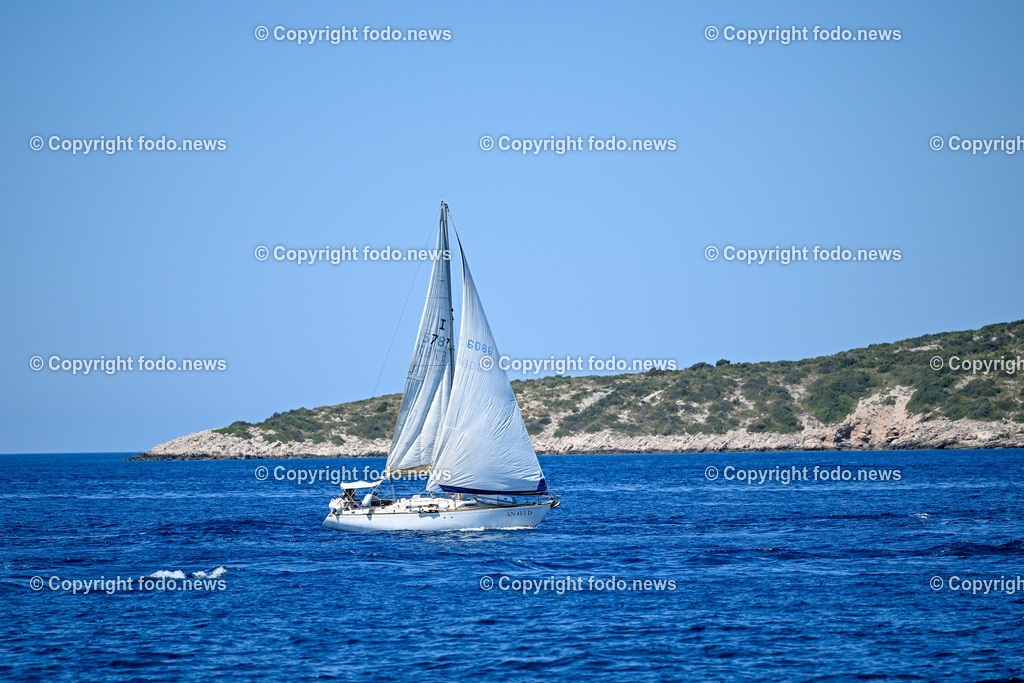 Kroatien_ Brac_ Insel in Dalmatien_ Milna_ 14.07.2025-24 | 14.07.2025, Kroatien, HRV, Brac, Insel in Dalmatien, Milna im Bild Themenbild, Schiff, Boot, Segelboot, Meer, Adria, Touristen, Tourismus, Urlaub, Feature, Symbolbild